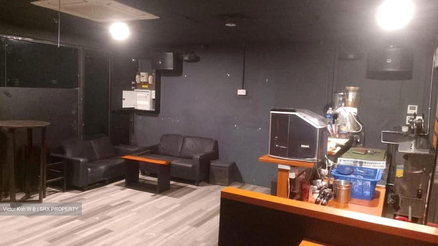 Lucky Plaza (D9), Retail #611819201
